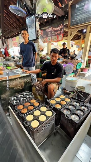 Mas Abiy Kuliner Jawa Timur on Instagram: "Apem beras legend khas Yogyakarta langganan Keraton Apem beras Bu Wanti 📍Yogyakarta Note : NO REPOST Jangan lupa like, follow dan tag instagram @massabiy untuk info kuliner menarik lainnya #kuliner #malang #kulinermalang #yogyakarta #kulineryogyakarta #pasarkotagede #apemberas #apemberasyogyakarta #apemberasbuwanti #jajananjadul #jajanantradisional #kulinerhits #alunalunbatu #alunalunmalang #exploremalang #kulinerbatu #kotabatu #kulinersidoarjo #sidoar