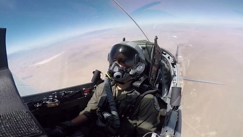 Studente pilota dell’Aeronautica USA ai comandi dell’A-29 Super Tucano