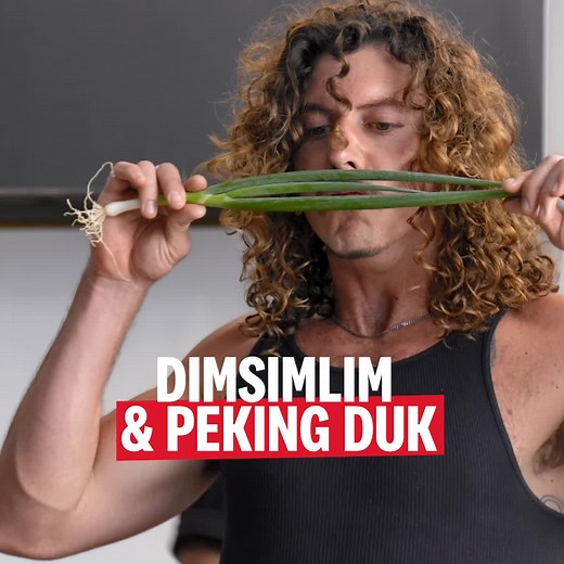 Aussie musos Peking Duk served epic bangers and burgers at our recent Feastival 🤘. Get a taste of what ya missed by cooking up your own Peking Cluk burger in this recipe collab with restaurant owner Dimsimlim. Full recipe 👇 KFC Peking Cluk Burger Serves: 2 Burgers Prep Time: 10 minutes Ingredients: 2 x KFC Original Recipe Fillets 2 x Soft White Bread Rolls 1 x Cup White Cabbage, Shredded 1 x Spring Onion, Chopped ½ x Cucumber, Sliced into Thin Strips Hoisin Glaze: 90mL x Hoisin Sauce 1/8 tsp x