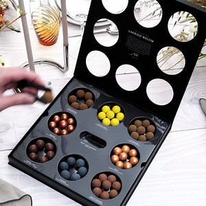 Unsere Selection Box aus 50% recyceltem Karton ermöglicht dir und deinen Gästen, unsere mit Schokolade überzogenen Lakritzvarianten A, B, C, D, E, die Jubiläumsedition, The Classic und unsere limitierte Goldedition zu genießen. Gleichzeitig ist die SELECTION BOX das perfekte Geschenk, wenn du deine Liebsten verwöhnen möchtest. ✓ Glutenfrei ✓ 100% sichere Zahlung & schneller Versand ✓ Kostenlose Lieferung ab einem Bestellwert von € 50 | Lakrids by Bülow | Facebook