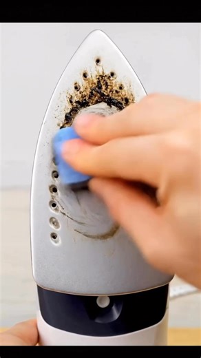 Une chose et la saleté est partie 😮 Voici comment nettoyer la surface de repassage du fer pour qu'elle ait l'air neuve ✨ ⬇️ Détails dans la vidéo | Livre de recettes