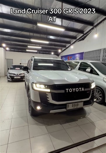 Toyota Land Cruiser 300 GR S 2023 AT kilometer 12.000 pajak bulan 9 2026 kondisi mobil FUL ORI body sudah PPF nopol tidak include terima nopol biasa harga kredit 2.135 TDP 450 jt angsuran 54.017 4 taun kombinasi TDP sudah berikut angsuran pertama dam asuransi kombinasi harga cash 2.350 M nego sopan - automatic transmision 10 speed - 4 x 4 transmision - srs airbag system - ac digital - jok black leather seat - keyless engine start stop - audio steering - cruise control - tape double din original 