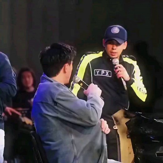 MILLION on Instagram: "1990년 개봉한 영화 〈나홀로 집에(Home Alone)〉는 단순한 가족 코미디를 넘어, 혼자 남겨진 한 아이의 용기와 따뜻함을 담아낸 작품입니다. 크리스마스의 화려한 장식과 밝은 음악 뒤에는, 케빈이 느끼는 외로움과 성장의 순간들이 자연스럽게 스며 있습니다. 처음엔 집에 혼자 남았다는 사실이 마치 해방된 듯 신나 보이지만, 시간이 지날수록 조용한 집 안 곳곳에서 케빈이 맞닥뜨리는 고요한 감정들이 더 깊이 다가옵니다. 빈 식탁, 적막한 밤, 멀리서만 들리는 캐럴 소리… 이런 순간들이 영화의 분위기를 더욱 따뜻하면서도 쓸쓸하게 만들죠. 하지만 이 영화가 오래 기억되는 이유는, 결국 케빈이 혼자서도 두려움을 이겨내고 집을 지켜내는 모습 때문입니다. 장난기 가득한 함정들과 소동 속에서도, 어린 아이의 순수한 용기와 가족을 향한 그리움이 자연스럽게 묻어납니다. 많은 사람들이 “왜 매년 겨울만 되면 이 영화를 다시 보게 될까?”라고 말합니다. 아마도