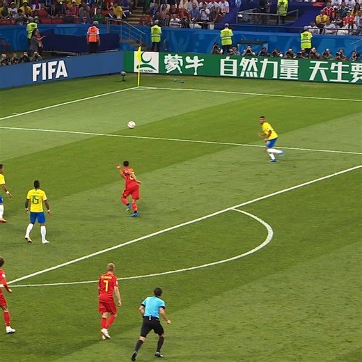 O Thiago Silva perdeu um gol embaixo da trave, o Fernandinho fez gol contra e vacilou no contra-ataque do outro gol, o Curtois pegou uma absurda do Neymar, teve a fatídica bola do Renato Augusto e esse pênalti não dado.Fora que o desempenho do time já estava bem prejudicado pelas lesões do Renato, do lateral direito que n preciso citar, e do lateral esquerdo (que jogou meia bomba).Se tem uma Copa de 2002 pra cá que me machuca ter perdido, é a de 2018.Claro que 2014 foi trauma, mas 2018 era real 