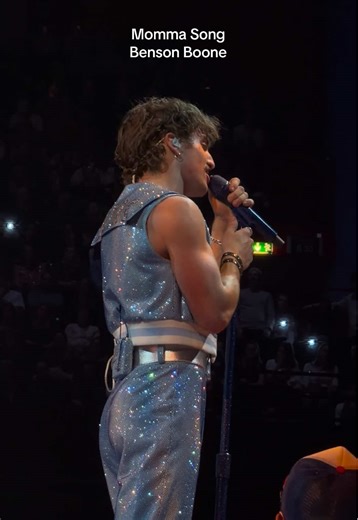 Always such a special song to hear live ❤️ @Benson #bensonboone #mommasong #bensonbooneconcert #americanhearttour #stockholm