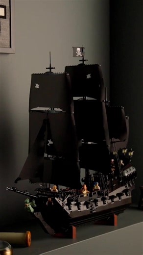 El nuevo set LEGO® El Barco Pirata del Capitán Jack Sparrow ‍☠️ acaba de llegar… y ya casi se agota. Un set lleno de detalles, exclusividad e historia perfecto para decorar un espacio especial.  Cómpra ahora en TiendaLEGO.com.co y en la App Tienda LEGO®. | LEGO Store Colombia | Facebook