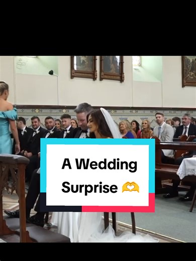 A surprise song for the bride and groom 🫶 #irishwedding #irishweddingsinger #weddingtok #fyp #surprisegift