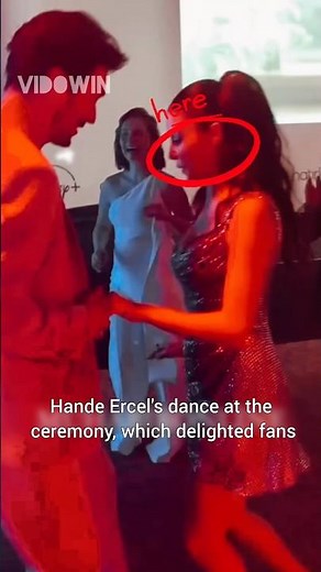 Hande Ercel dancing at the ceremony