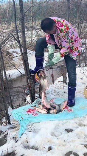 Amazing Survival Skills: Innovative Method of Fishing Through Ice in Extreme Winter part 159
