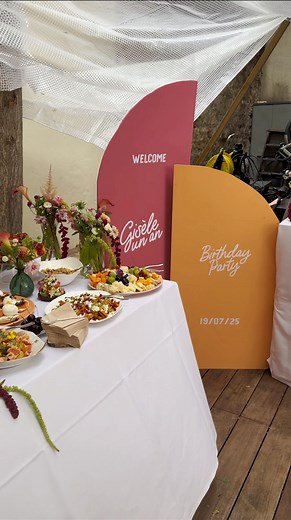 Meganvlt • Megan Villiot on Instagram: "4 DIY pour la première bougie de Gisèle 🎂🤍🫶🏼 Avec ma @cricut_fr Joy Xtra 1/ panneaux de bienvenue - backdrop - 2 planches de bois MDF épaisseur 6mm (160x60cm & 120x60cm) - Scie sauteuse - Peintures - Vinyle permanent Cricut Joy Xtra™️ - Smart Vinyl™️ – Blanc - 24,1 x 91,4 cm J’ai fait l’arrondi avec la technique du fil tendu. Avec une scie sauteuse, je les ai découpé en arrondie. Un coup de ponceuse pour améliorer les contours puis on passe à la peintu