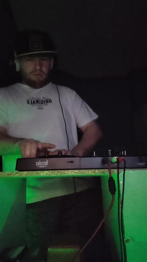 Vibing to the Best Deep House Tracks at the Club