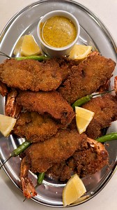 Prawn/ Shrimp Cutlet: Recipe ⬇️ . . ✨1lb Prawns/Shrimp (approx 14pcs) deveined and butterfly cut 1st Marinade: - 3tbsp Lemon juice - salt to taste - 1tsp black pepper - 1/2tsp ginger garlic paste - 1/2 tsp cumin powder - 1/2 tsp red chili powder - 2tsp corn flour ✨2nd Marinade: (blend and make paste) - 2-3 green chili - 1/4 cup fresh Cilantro - 1/4 cup fresh Mint - 2 tbsp water For Frying - 1-2 Eggs - Bread crumbs or panko Method: - Wash the prawns or shrimp thoroughly - Devein and remove the sh