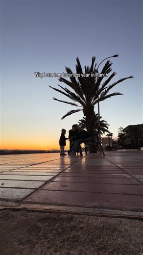 Laura Voigt on Instagram: "READ HERE👇 I don’t start my business year in January! I start in March. And honestly, there are a few reasons for that: Part of it is energy. I’ve been trying for a while to plan my work around my own cycle, to ride the waves instead of fighting them. It just feels right to kick off big projects when my energy naturally peaks 🏄‍♀️ Another part? Winter in Germany is… well, let’s just say it’s not our vibe. My dad and I run our business together, and we both hate the c