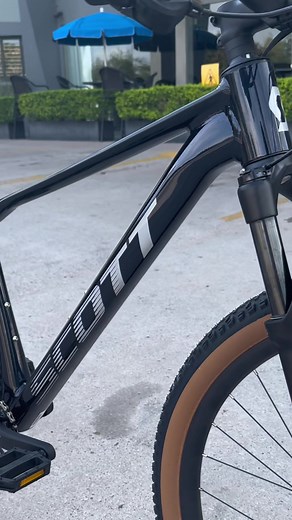 Conoce los componentes de la bicicleta Scott Scale 965 2023 ⬇️-Cuadro Scale de aleación 6061-Horquilla RockShox Judy 100 mm-Shimano SLX-Deore, 12 velocidades-Frenos de disco Shimano-Cubiertas Maxxis Rekon Race#Raudor #RaudorExpress #ScottMéxico #raudormx #bicicleta #scott #scottbikes #scottscale #mtb #scale965 #scott2023 #scottscale965 | Raudor