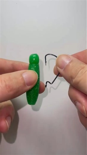 How to Set a Fishing Hook Using Rubber Bait