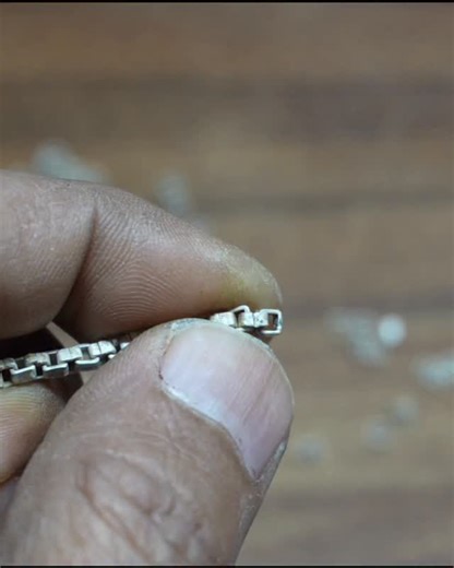 gold Smith Luke on Instagram: "Handmade Silver Box Chain Making ###jewelry #handmadejewelry #voxchainmaking#jewelrymaking"