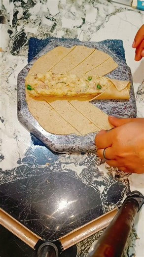 मैं कब से तुम्हें आवाज़ लगा रही हूं#youtubeshorts #parathareceipe #food #shortfeed #cooking#ytshorts