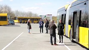 I dag markerede vi ankomsten af 29 nye el-ledbusser i Aarhus 🚍💚 Glæd dig til miljøvenlige og støjsvage busser, der er komfortable, indrettet med stort flexareal, lav indstigning og selvfølgelig med USB-stik. I 2027 skal alle bybusser i Aarhus være Co2-neutrale. Med de nye el-ledbusser har vi taget et stort skridt i den grønne omstilling af kollektiv trafik i Aarhus. El-ledbusserne kører ikke på faste ruter, i stedet bliver de indsat på afgange med mange kunder. Læs mere om de nye elbusser her 