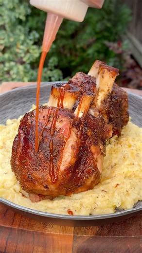 You feelin’ these pork shanks 🐷? Recipe ➡️ https://bacusbbq.com/smoked-pork-shank-with-bbq-sauce/