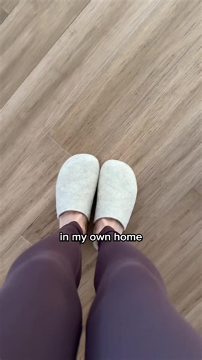 🚨The House Shoe designed to END Plantar Fasciitis🚨 Comfort and coziness like you've never imagined. 🦶Custom-molding cork base 💯 Deep-heel cup for stability and support 🐑 Premium wool that's both warm & breathable Bring support, stability and comfort home with the Fulton House Shoe