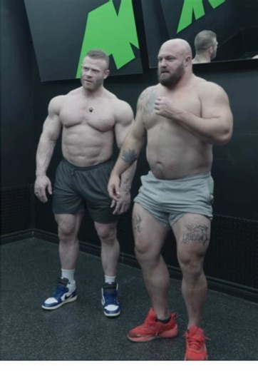 Stick to Strongman @Mitchell Hooper 😂💪 #mitchellhooper #bodybuilding #strongman #bodybuildingvsstrongman #posing