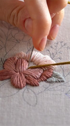 Loop stitch for embroidery of a camellia flower ✨🤍#embroidery #pinterest #handmade #embroideryart #embroidered #embroiderypattern | Dianavingert