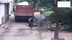 监控拍下这起车祸诡异一幕，大货车是有意还是无意？大家来评下！