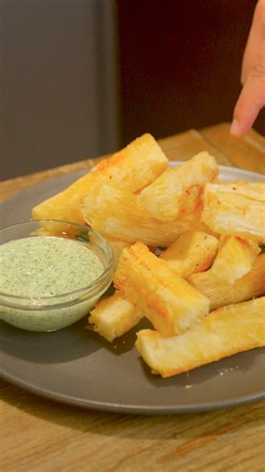 Crispy on the outside, soft on the inside, dipped in garlicky perfection 🧄🔥 Yucca Fries with Cilantro-Garlic Aioli #YuccaFries Ingredients For the Yucca Fries: • 2 pounds yucca (cassava), peeled and cut into thick fries • Salt, to taste • Oil, for frying (vegetable) For the Cilantro-Garlic Aioli: • ½ cup mayonnaise • 4 cloves garlic, finely minced or grated • 2 tablespoons chopped fresh cilantro • 1 teaspoon chili powder (adjust to heat preference) • tbsp red wine vinegar • Salt and black pepp