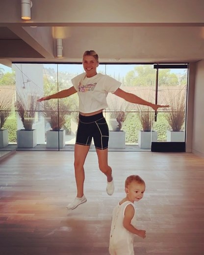 Amanda Kloots | AK! Body class tomorrow at 9 AM PST with zoom @studiob.bandier. Join me for a full body workout toning your arms, legs and core! 💪🏻 sign up... | Instagram