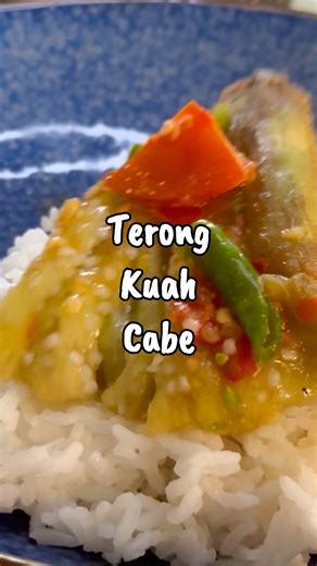 Passionate Homecook on Instagram: "Ga pake minyak, cocok buat lauk di kala diet defisit kalori ❤️ ‘TERONG KUAH CABE’ 😍❤️ Inspired by kak @f_haerunisa ❤️🙏🏻 Bahan: • 2 buah terong ungu • ⁠6 siung bawang merah • ⁠4 siung bawang putih • ⁠8 buah cabai rawit • ⁠1 buah tomat merah • ⁠3 buah tomat hijau • Garam Gula Kaldu bubuk"