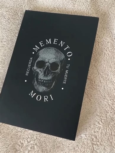 memento mori recuerda tu muerte, libro disponible en Amazon. Un buen libro... Memento Mori - Recuerda tu muerte no para temerla, sino para entender la vida. Este libro no te da fórmulas, te da perspectiva. Y cuando todo parece incierto, eso puede ser suficiente para comenzar de nuevo. #book #mementomori #frases #hopecore #parati
