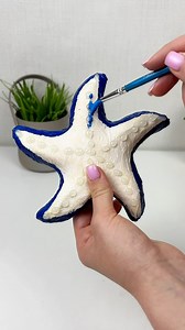 Making a starfish for decoration Crafting with cardboard #decoration #roomdecor #ocean #cardboard #DIY #easycraft #artesanatocriativo #animaismarinhos #estreladomar #star Materials: • Cardboard • Marker • Scissors • Glue • Toilet paper • Painter’s tape • Water • PVA glue • Paintbrush • Paints | FastDIY