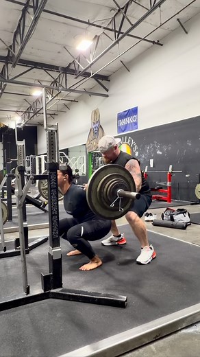 Technical work is coming along nicely! Beltless hi bar #squats #220 /...