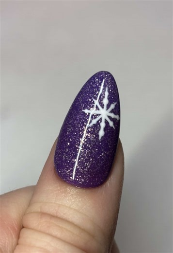 Color changing snowflake nails ❄️💅🏻 Obsessed with this color-changing snowflake design! In honor of the big storm this weekend, I did these dreamy pink and purple snowflake nails that shift shades with temperature, giving total mood-ring magic in the cold and warmth. Perfect for cozy days, frosty nights, and everything in between 💜 Who else loves nails that transform? #winternails #snowflakenails #colorchanging #purplenails #pinknails