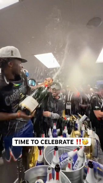 Knicks celebrate their NBA Finals win with some champagne showers 🏆