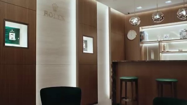 ROLEX Boutique London Jewelers is at your service to help you choose the Rolex watch that best suits you. The boutique provides a blend of professional expertise in an elegant environment, fostering a genuine connection and affinity with the Rolex brand. | The Mall At Short Hills