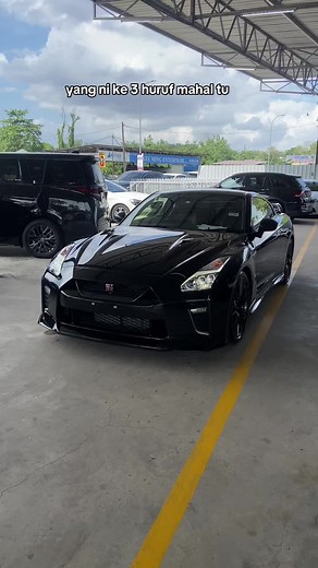 Nissan GTR R35: Exploring the Black Edition