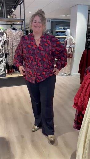 Filmpje 758 🩷 nieuwe collectie binnen van Exxcellent! Prachtig zo die kleurtjes samen, kijk je mee? Broek €79,99 Blouse €79,99 Shirt €79,99 Exxcellent tot 54 | Maxim's