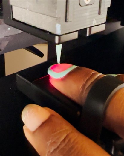 Would you let a robot do your nails? Producer Monica @harmonicablues went to SF to try out the Clockwork manicure robot https://www.instagram.com/nailslikeclockwork/ | BuzzFeed Video