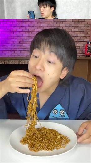 How to eat noodles 😂🍜