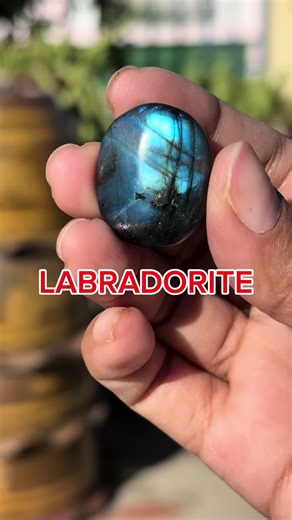 Labradorite ที่ทุกคนรอคอยมาถึงแล้วจ้า แฟลชสีน้ำเงิน ฟ้า ส้ม รุ้ง ม่วง ชมพู ฉ่ำสมการรอคอย อย่าลืมมาชมในไลฟ์คือนนี้นะคะ 21.00 น. #labradorite #labradoritecrystal #labradoritejewelry #crystal #crystals