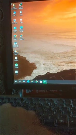 How to show and hide desktop icons in Windows 10 #windows #computer #laptop #pc #technology