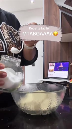 Recette mtab9a benna jarbouha -1/2 smid, 2 cuillères sel/ chwaya zit/ 1 verre d'eau (juste tlemouha pâte tkhaliha terte7 30min) -Les épices sauce: mel7 tabel korkom felfelzina klil et za3ter mer7i Chwaya m3dnous 1 cuiere tomate 1/2 hrissa #cuisine #mumlife #recette #deliciousfood #tunisie