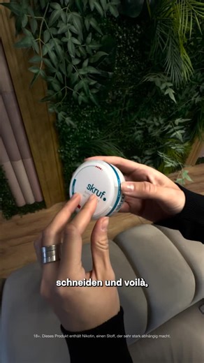 Weekend Magazin on Instagram: "open smart. stay fresh. try skruf. Kleiner Hack, großer Unterschied: Öffne deine skruf Dose mit dem Deckel selbst – clean, schnell, ohne Fingernägel zu opfern. Ein Detail, das zeigt, wie smooth dein Moment sein kann mit skruf. #skruf #skrufaustria #nikotinbeutel #craftedinsweden HINWEIS: Dieses Produkt enthält Nikotin, einen Stoff, der sehr stark abhängig macht."