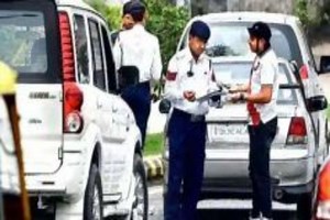 Delhi Traffic Rules: दिल्ली में अब तोड़ा ये ट्रैफिक नियम तो हो जाएगी जेल, एक अप्रैल से होगा लागू, जानिए डिटेल्स