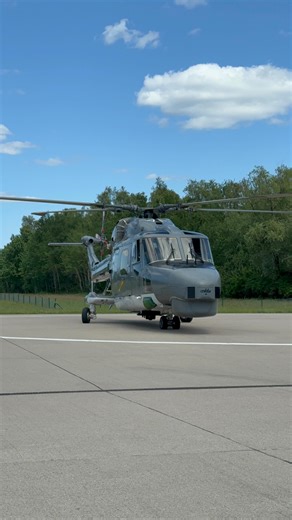 Helispotter MV on Instagram: "#Flensburg, Marineschule Mürwik 25.09.2025 Nach über vier Jahrzehnten im Dienst hat #Vizeadmiral Frank Martin Lenski die #Marine verlassen und ist in den Ruhestand eingetreten. Im Rahmen eines feierlichen Appells übergab der #Inspekteur der Marine VAdm Jan Christian Kaack das #Kommando über Flotte und #Unterstützungskräfte an Konteradmiral Axel Deertz. Deertz wechselt aus dem #Verteidigungsministerium zurück in die Marine, wo er zuletzt als Stellvertreter des Abteil