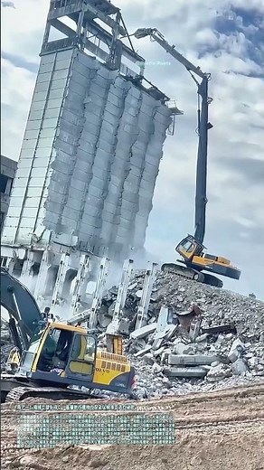 長アーム機械で壁を砕く：高層老朽建物の安全な解体工法の秘密