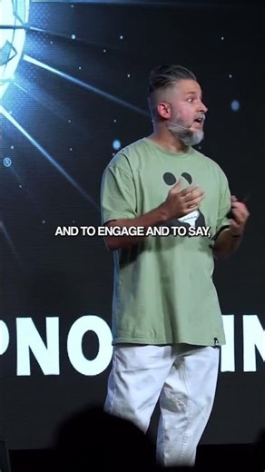 Customer Experience keynote speaker Johnny Cupcakes live clip