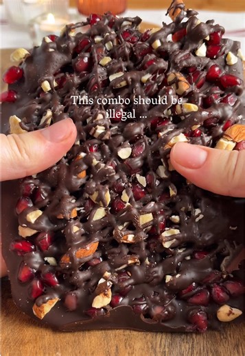 Chocolate bark with pomegranate & nuts 🍫 Healthy, sweet, and crunchy snack in minutes! I used chocolate sweetened with stevia for a healthier, low carb option, but use whatever chocolate you prefer. Method: 1.Melt 150 g dark chocolate until smooth. 2.Pour onto a lined tray and spread evenly. 3.Sprinkle pomegranate kernels over the chocolate. 4.Drizzle extra chocolate on top. 5.Add a pinch of salt. 6.Chill in the fridge until set, then break into pieces Save this. You’ll crave it #fyp #foodtok #
