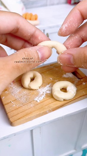 Guess what tiny pastry I make today? 🥳 get tiny baking appliances at REAL MINI WORLD #ちびめし #ミニチュアフード #ガチャガチャ #ミニチュア #minicooking #tinyfood #miniaturekitchen